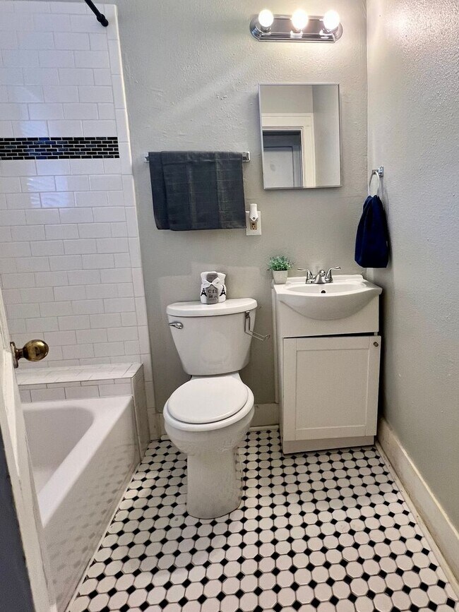 Building Photo - Updated DUPLEX + Minutes away from The Plaza, Paseo, Midtown, Uptown District!