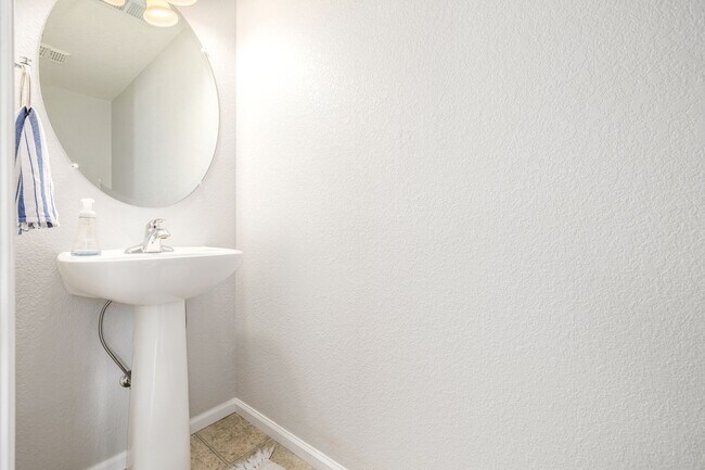 Building Photo - $0 DEPOSIT OPTION. BEAUTIFULLY MAINTAINED ...