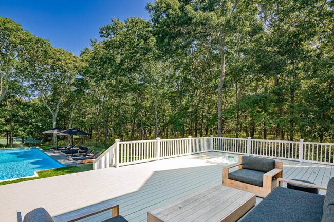 Building Photo - 528 Wainscott NW Rd