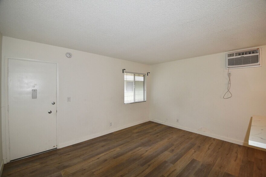 Building Photo - 24347 Newhall Ave