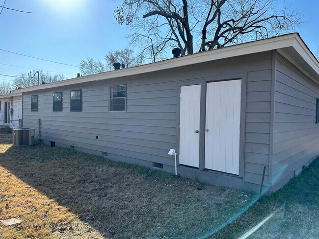 Building Photo - 2901 Bermuda Ln
