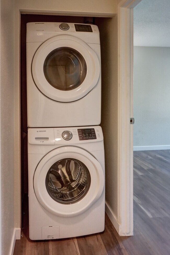 Building Photo - Superb Two Bedroom Renton Condo!  Great Lo...
