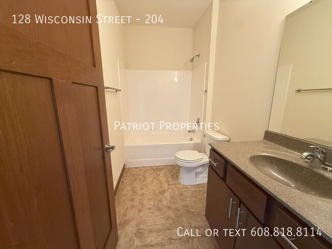 Building Photo - 128 Wisconsin St
