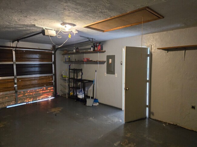 Building Photo - Bright 2BR/2BA Home with Garage