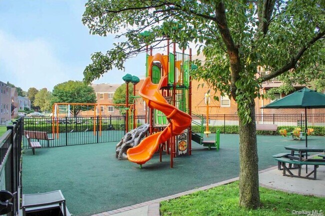 Building Photo - 255-55 75th Ave