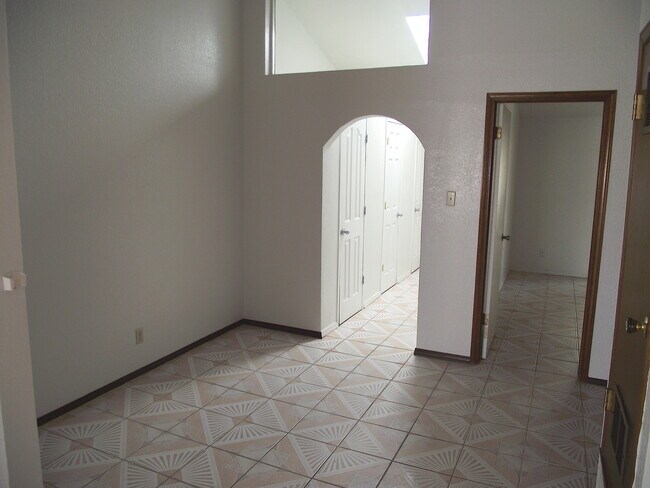Building Photo - Northeast El Paso 3 bed with Bonus Room!