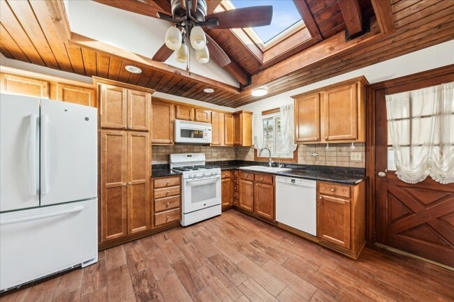 Building Photo - 221 58th St