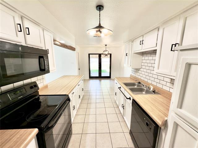 Building Photo - 1615 Fairfield Cir