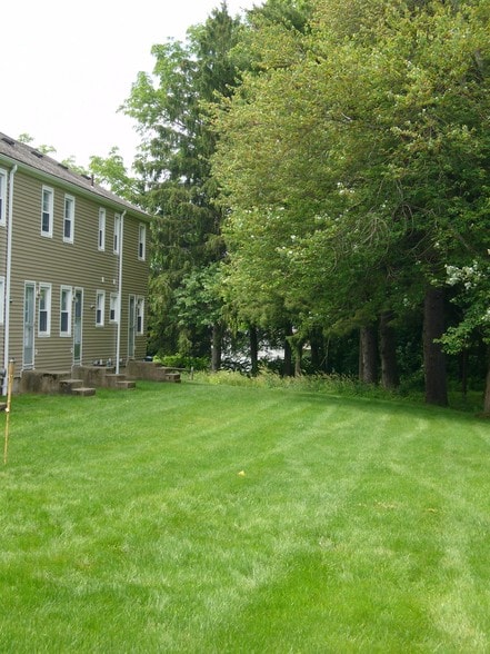 large back yards - 40 Hobart Ln