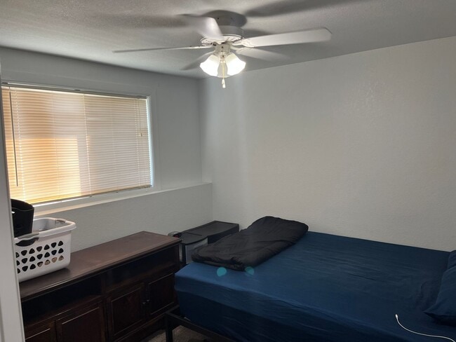 Building Photo - Charming Heights Condo- Half off first months rent!