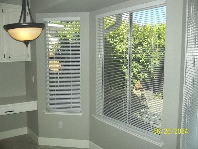 Building Photo - Woodcreek Oaks area home on quiet street