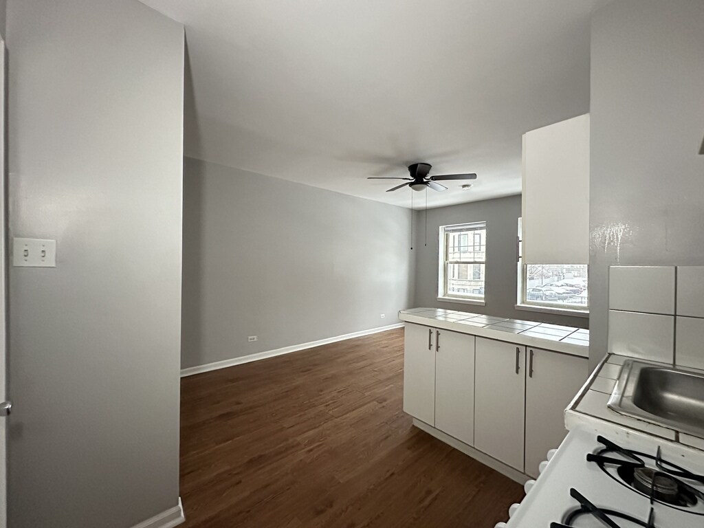 Building Photo - 4031 N Kenmore Ave