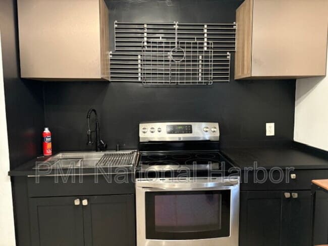 Building Photo - 702 Leeward Ct