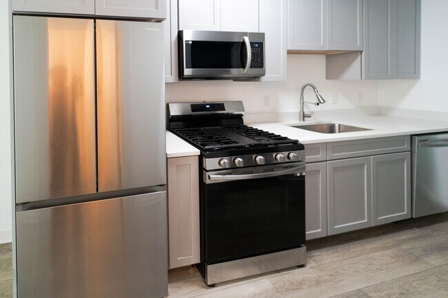 Building Photo - Move In Ready 2 BD 1 BA close to Metro, Sh...
