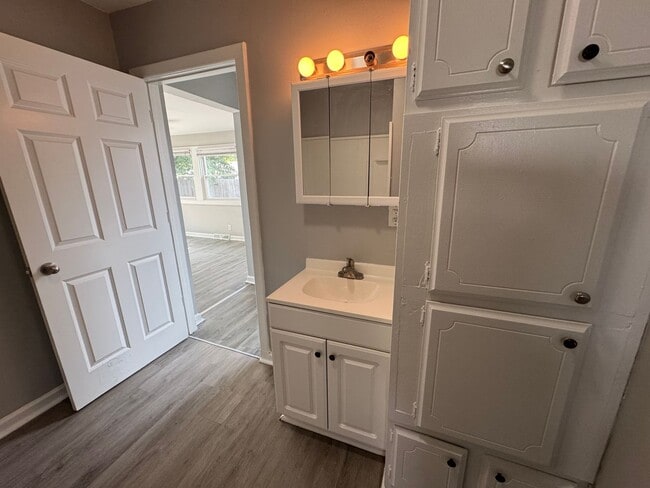 Building Photo - 2 Bedroom 1 Bath House in Rock Island