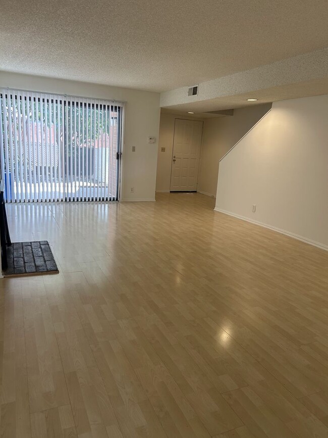 Building Photo - Cozy 3 bedroom Condo in the most desired n...