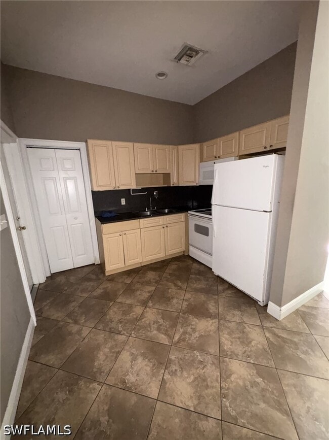 Building Photo - 141 18th Ave NE