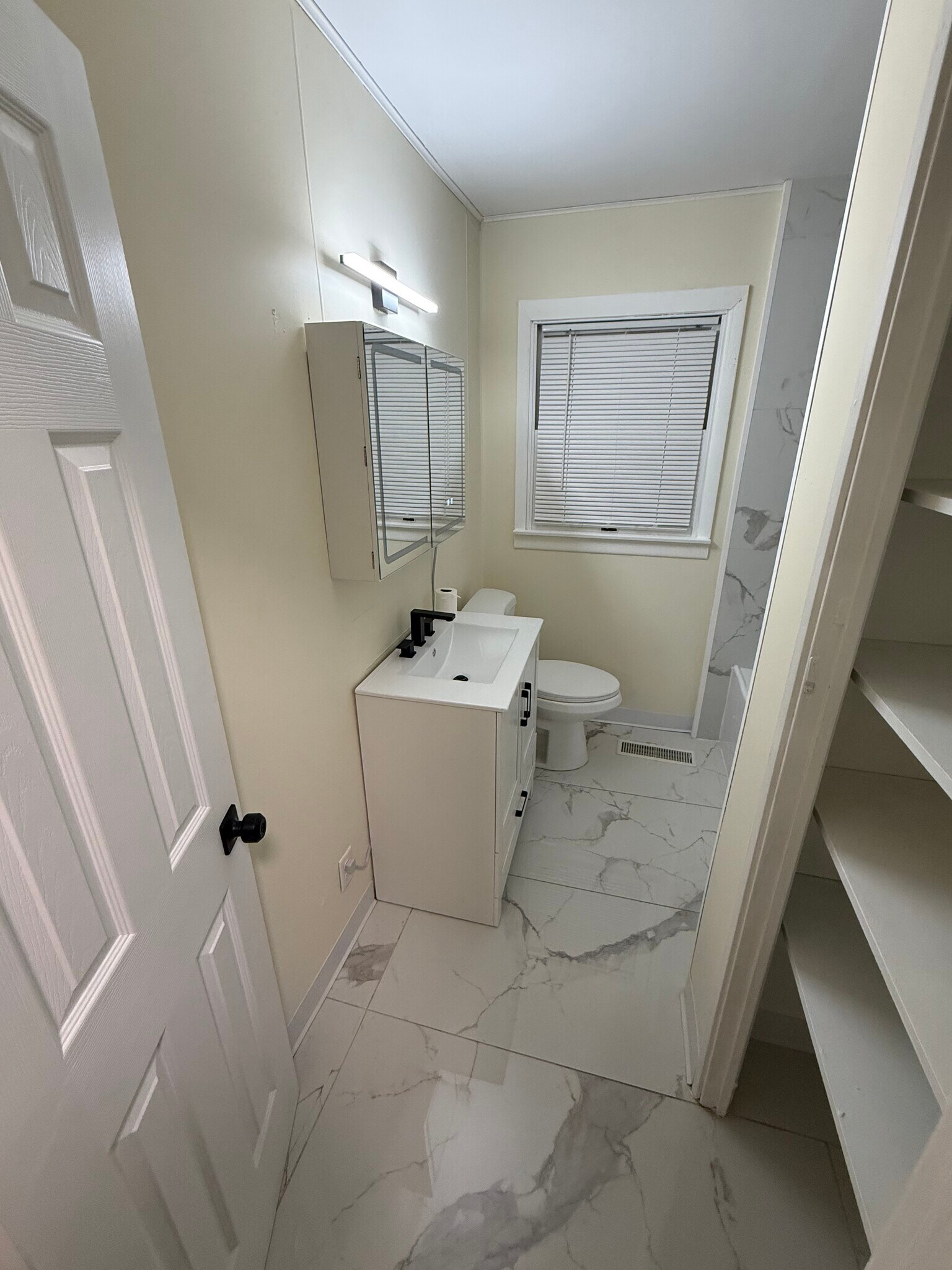 Building Photo - 116 S Hammes Ave