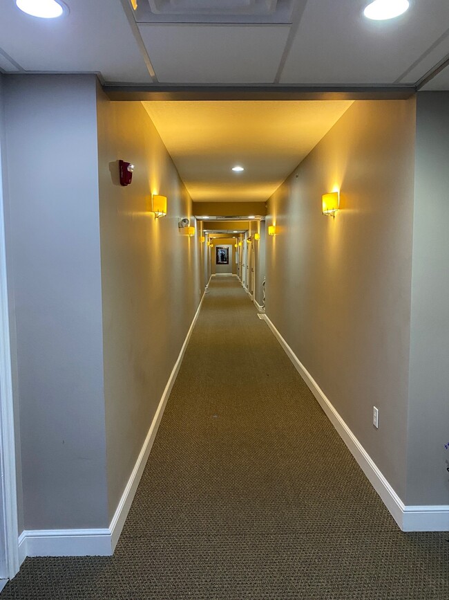 Building Photo - Simsbury Place