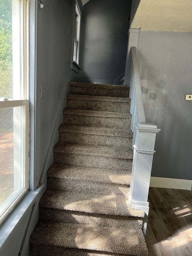 Building Photo - SPACIOUS 3 BEDROOM HOME READY TO WELCOME YOU
