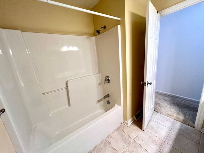 Building Photo - Beautiful Townhome - 3 bedroom 2.5 bath - Must see!