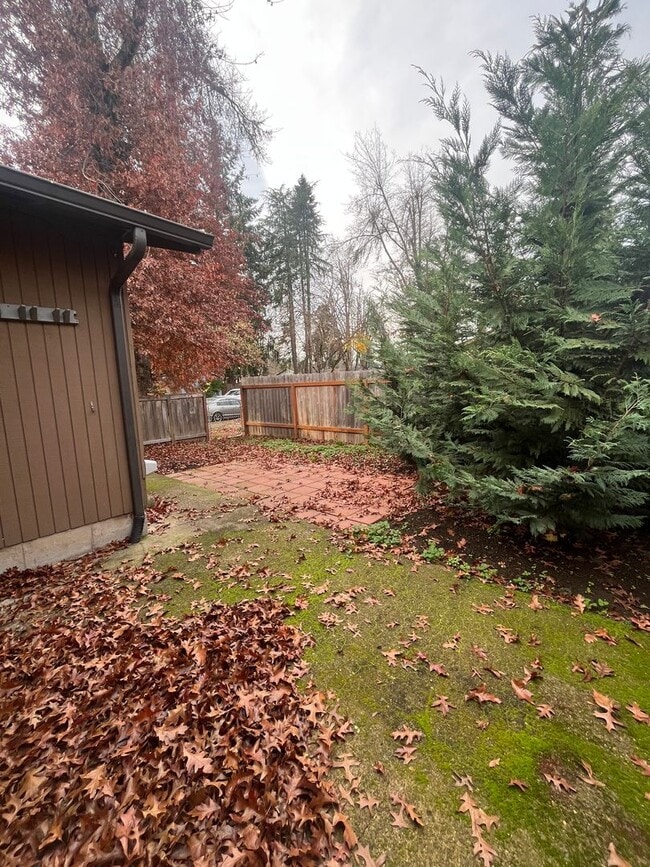 Building Photo - 2-Bedroom 1-Bathroom Tri-Plex in Thurston!