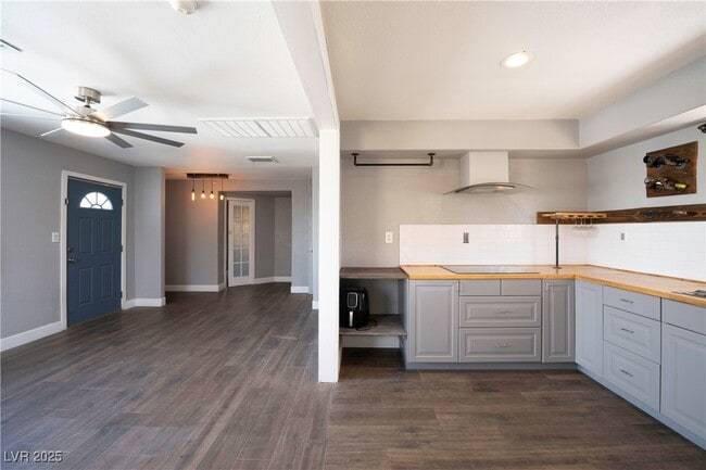 Building Photo - 550 Karen Way
