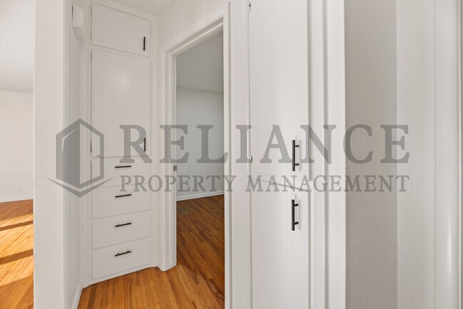 Building Photo - 900 N Brownthrush Ln