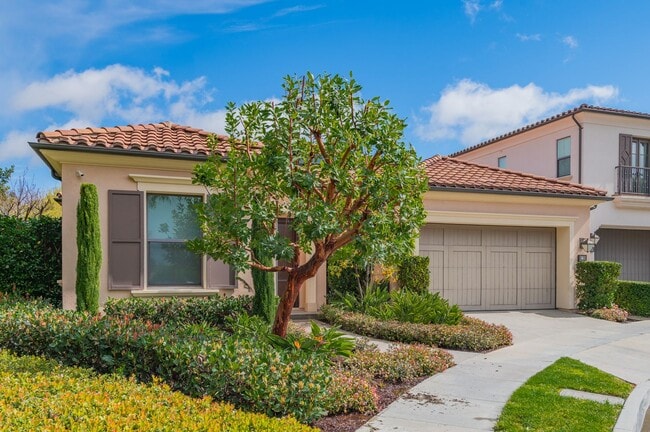 Building Photo - Fully Renovated 2 Bed, 2.5 Bath + Den Single Story Home Available NOW in Eastwood Village in Irvine!