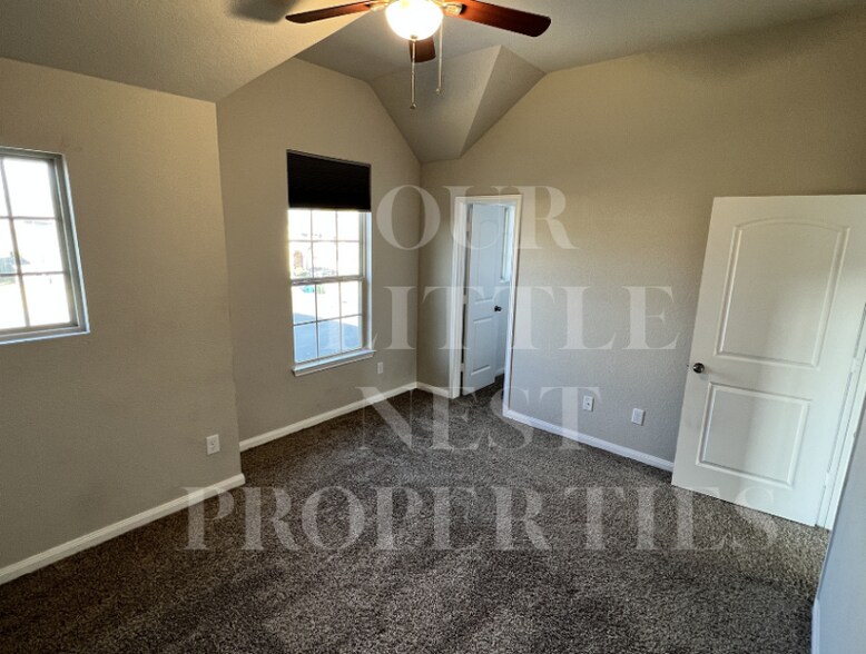 Building Photo - 10712 Fallbrook Rd