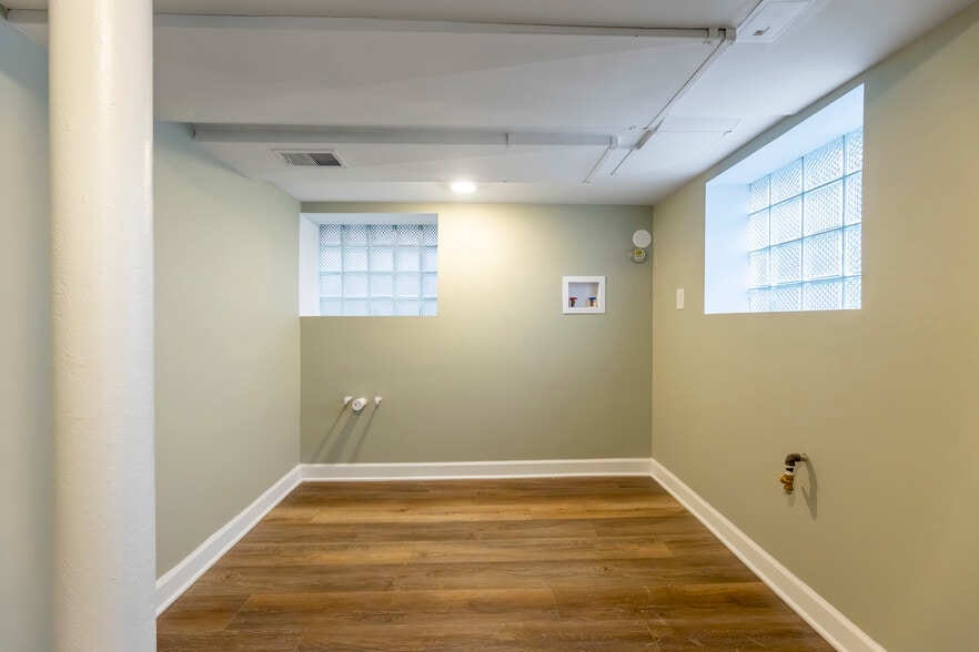 Building Photo - 6327 S Kenneth Ave