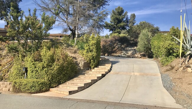 Building Photo - Lovley 3 bedroom 1 bath House, Fantastic views! Front and backyard