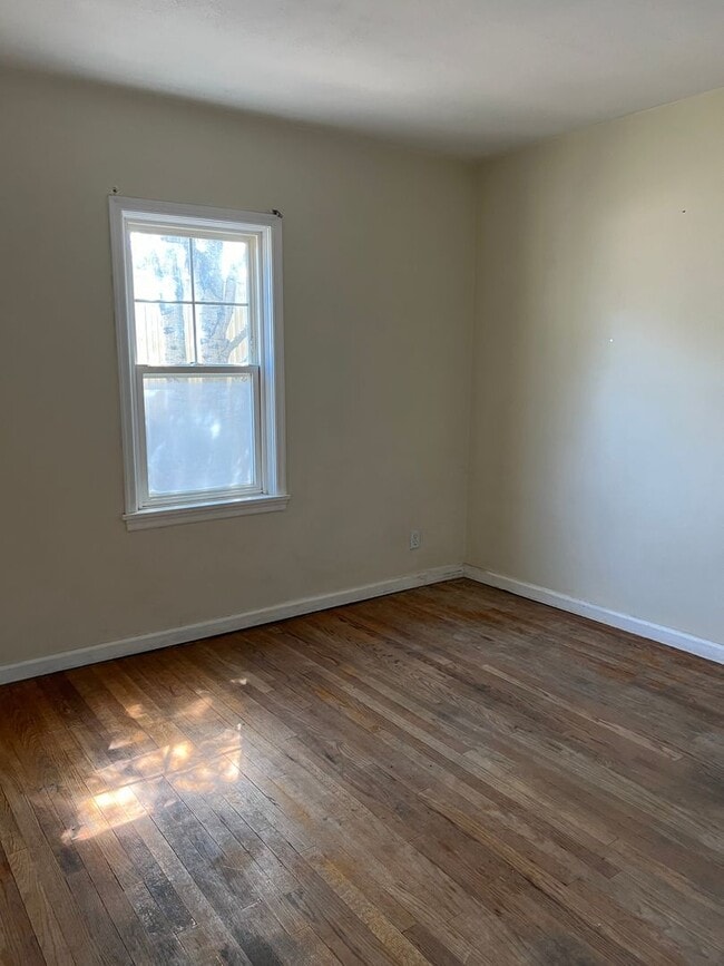 Building Photo - Charming 5 Bed, 2 bath home in the heart o...