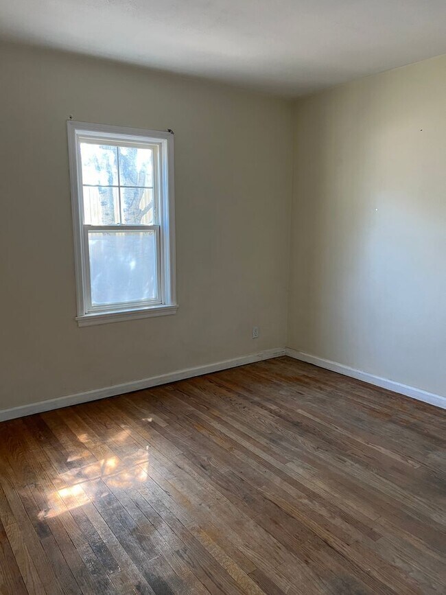 Building Photo - Charming 5 Bed, 2 bath home in the heart of Rexburg with detached 3 CAR GARAGE!!!!