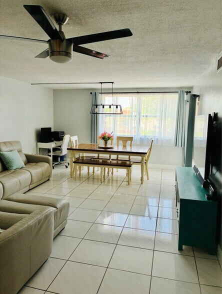 Building Photo - 8883 Fontainebleau Blvd