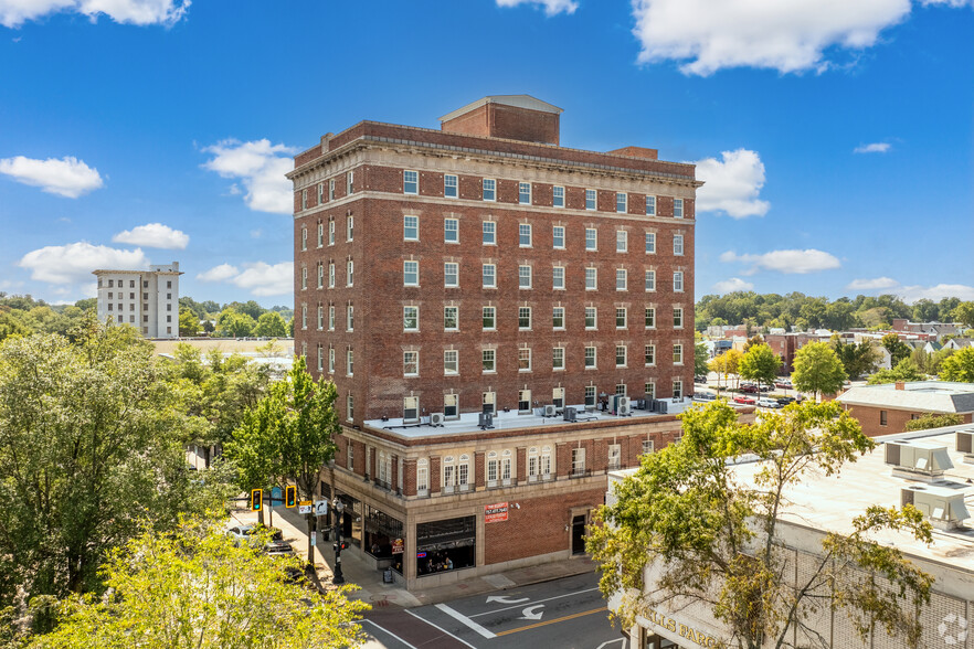 Building Photo - The Elliott Apartments