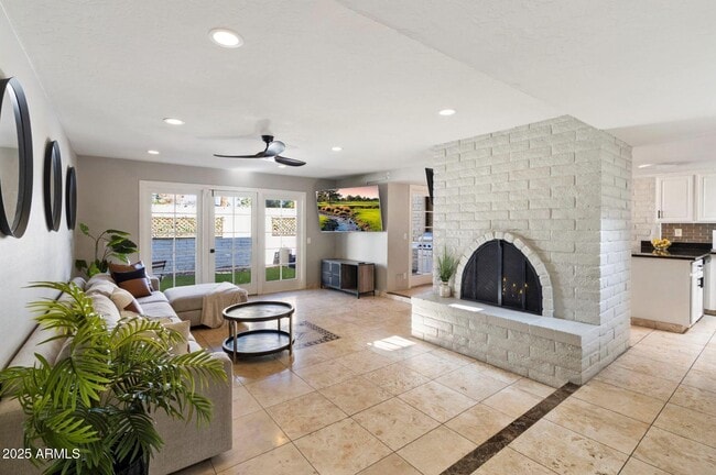 Building Photo - 7802 E MacKenzie Dr