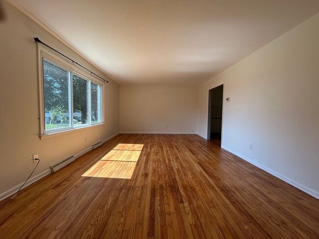Building Photo - 118 Country Club Dr