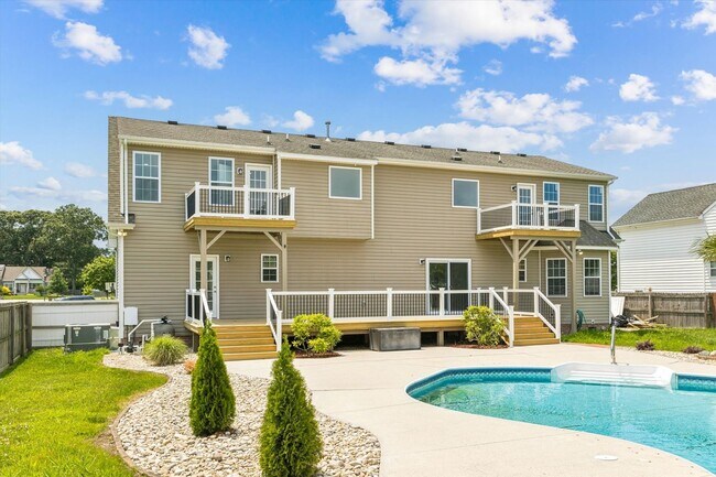 Building Photo - Renovated 5-bedroom 3.5-bathroom home loca...