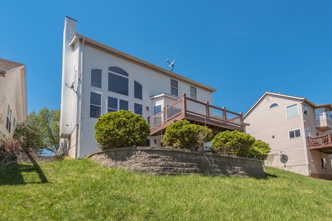 Building Photo - 720 Vista Hills Ct