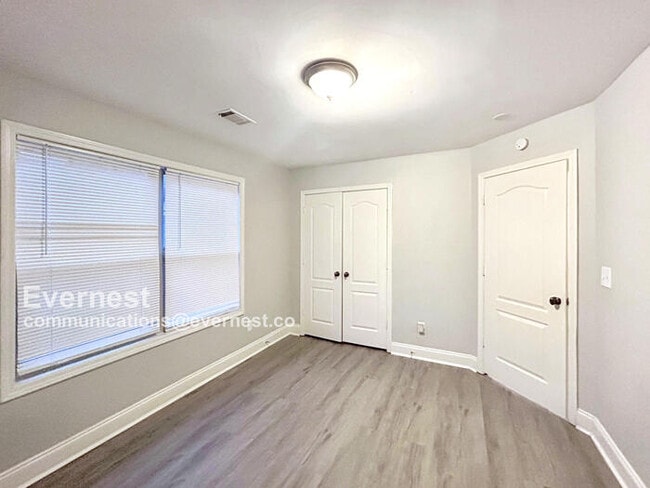 Building Photo - 1305 Sweetbriar Cir