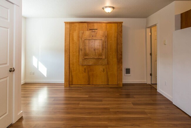 Building Photo - 1906 S 14th St W