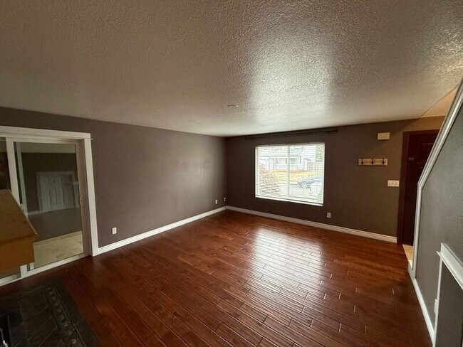 Building Photo - 1385 Emmons St NE