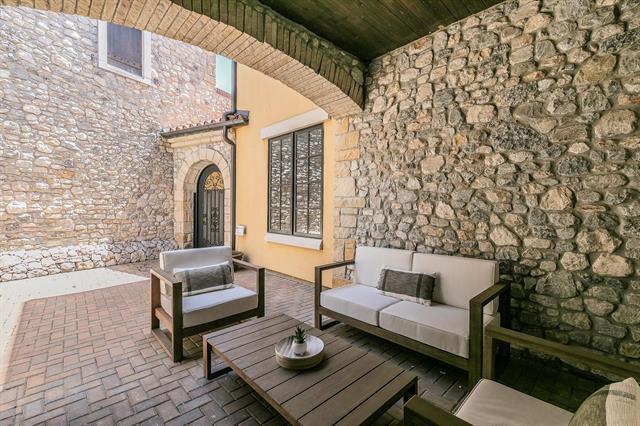 Building Photo - 8 Comillas Dr