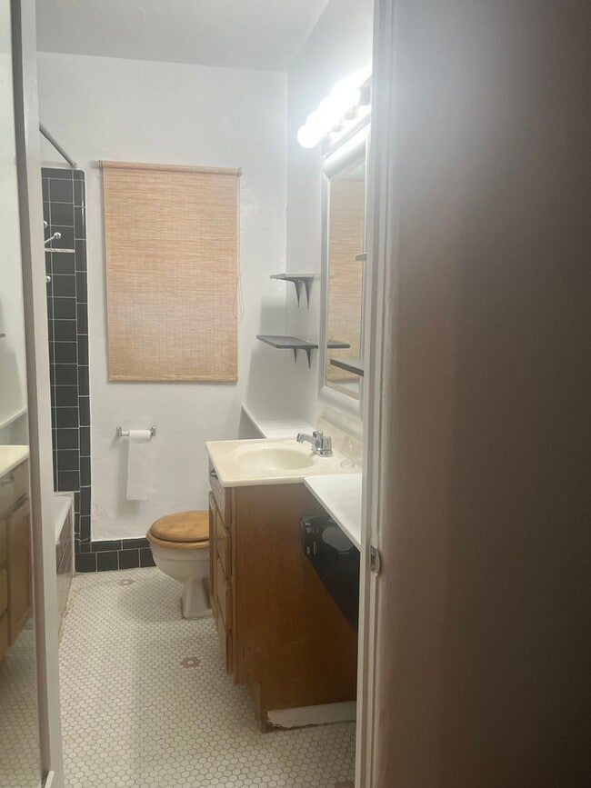 Building Photo - Charming 1-bedroom/1-bathroom unit