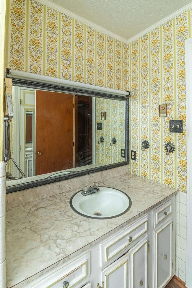 Building Photo - Brick Ranch in Pikeville! Lawn care included!