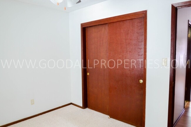 Building Photo - 2 Bedroom One Bath Duplex with detached garage