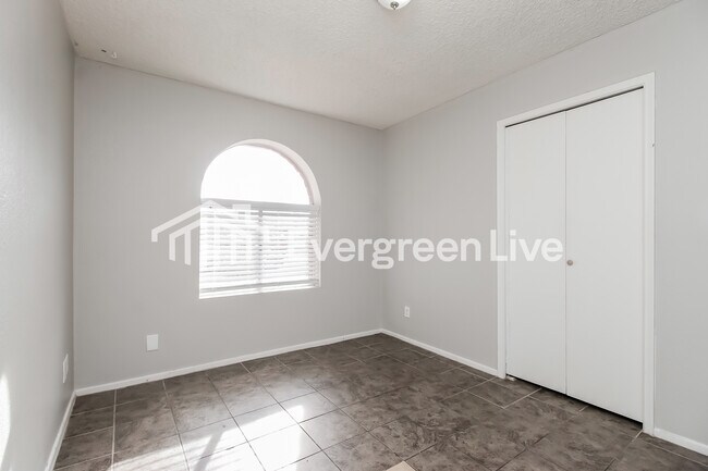 Building Photo - 2110 W Detroit St