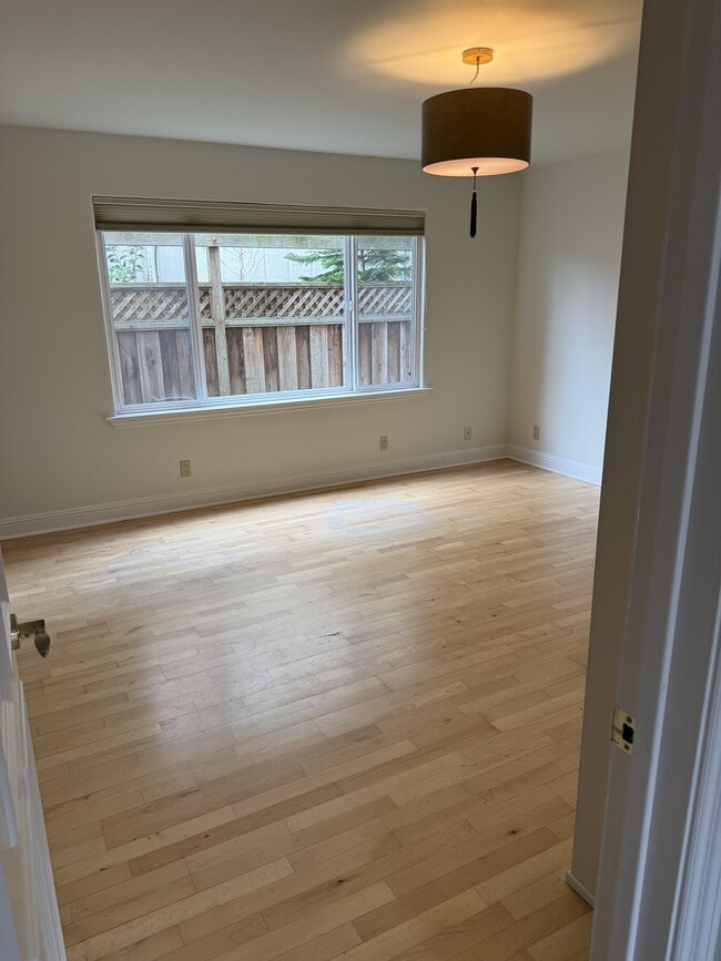 Building Photo - 143 Alamo Ave