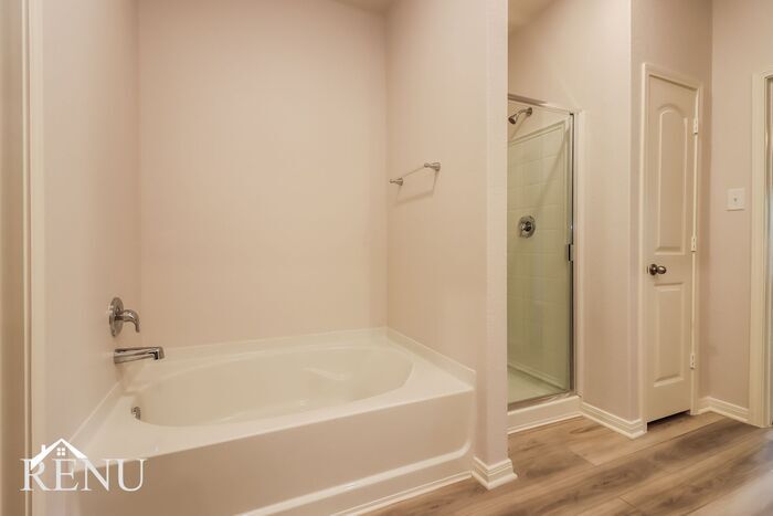 Building Photo - 10410 Sweetwater Creek Dr